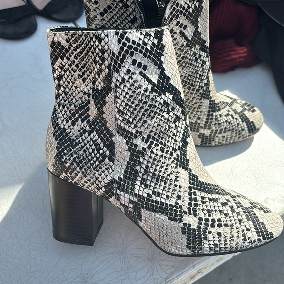 Snake patterned Heels - Picture 2 of 2